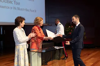 Anne d’Orléans anne posa en mesa de trabajo